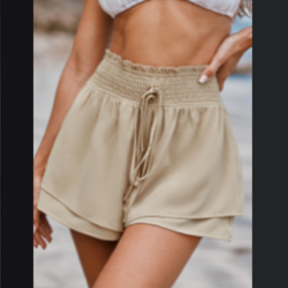 Cupshe smocked tiered shorts - size Med - beige/khaki